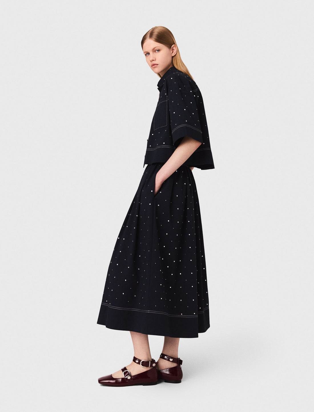 Camisa cropped con tachuelas