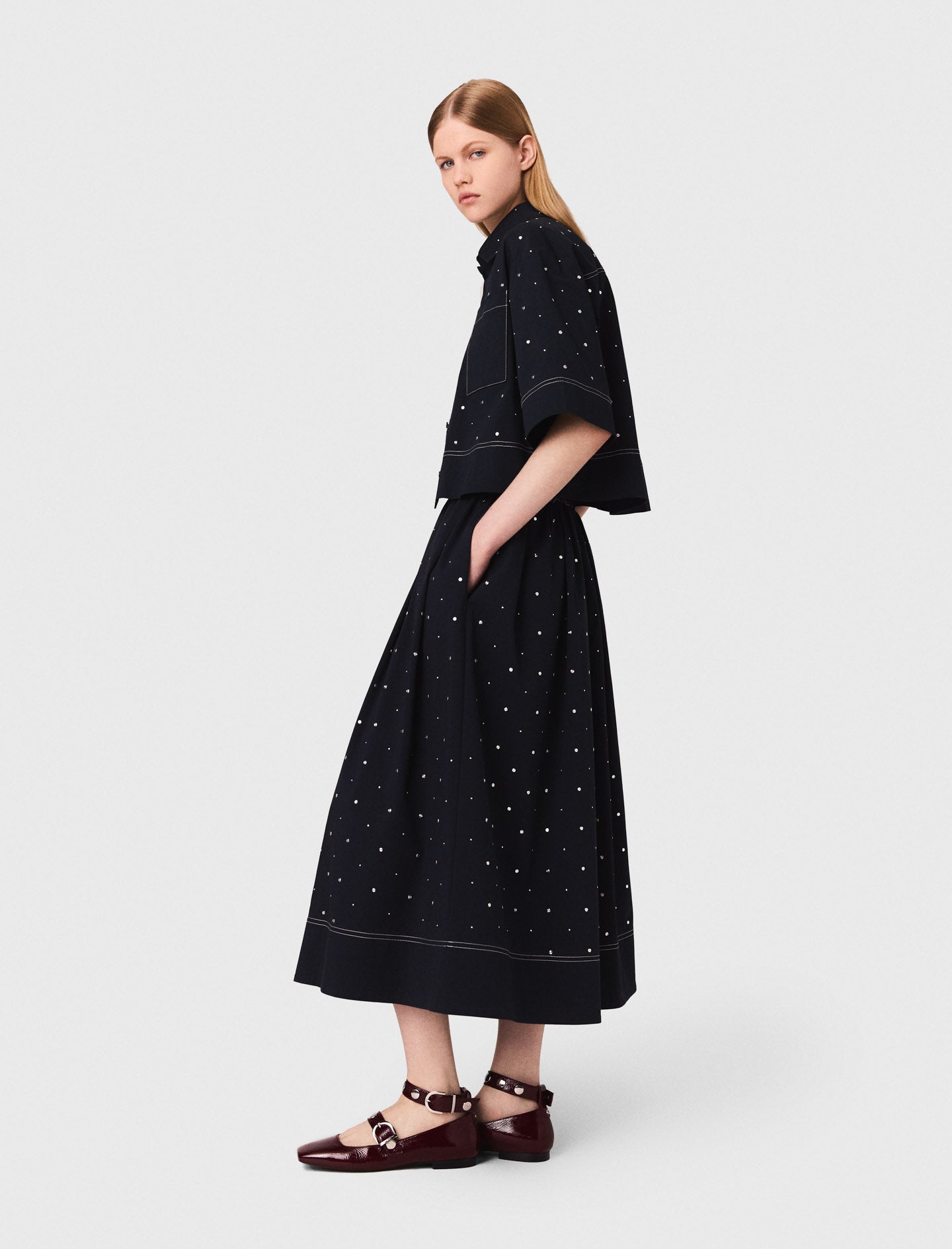 Camisa cropped con tachuelas