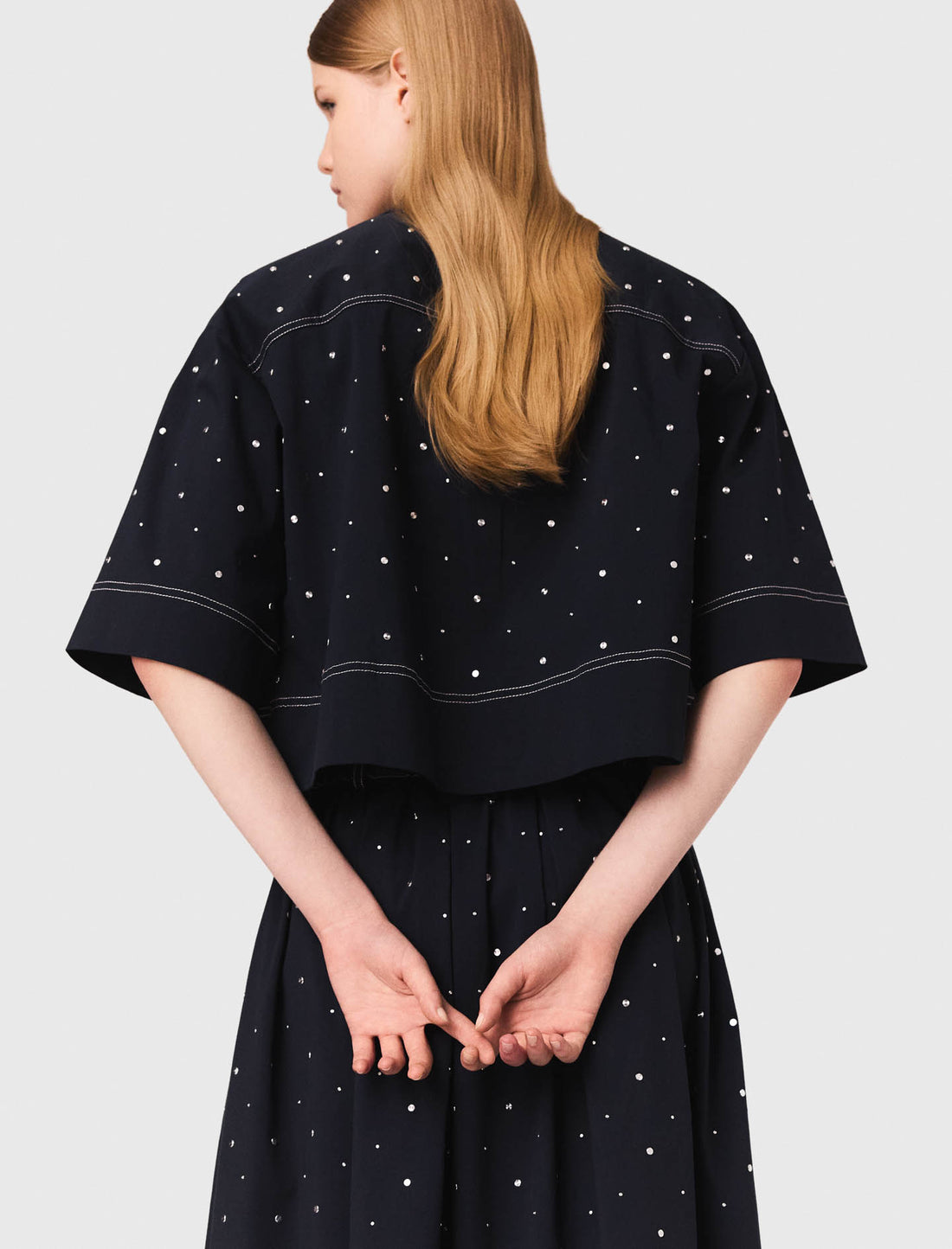 Camisa cropped con tachuelas