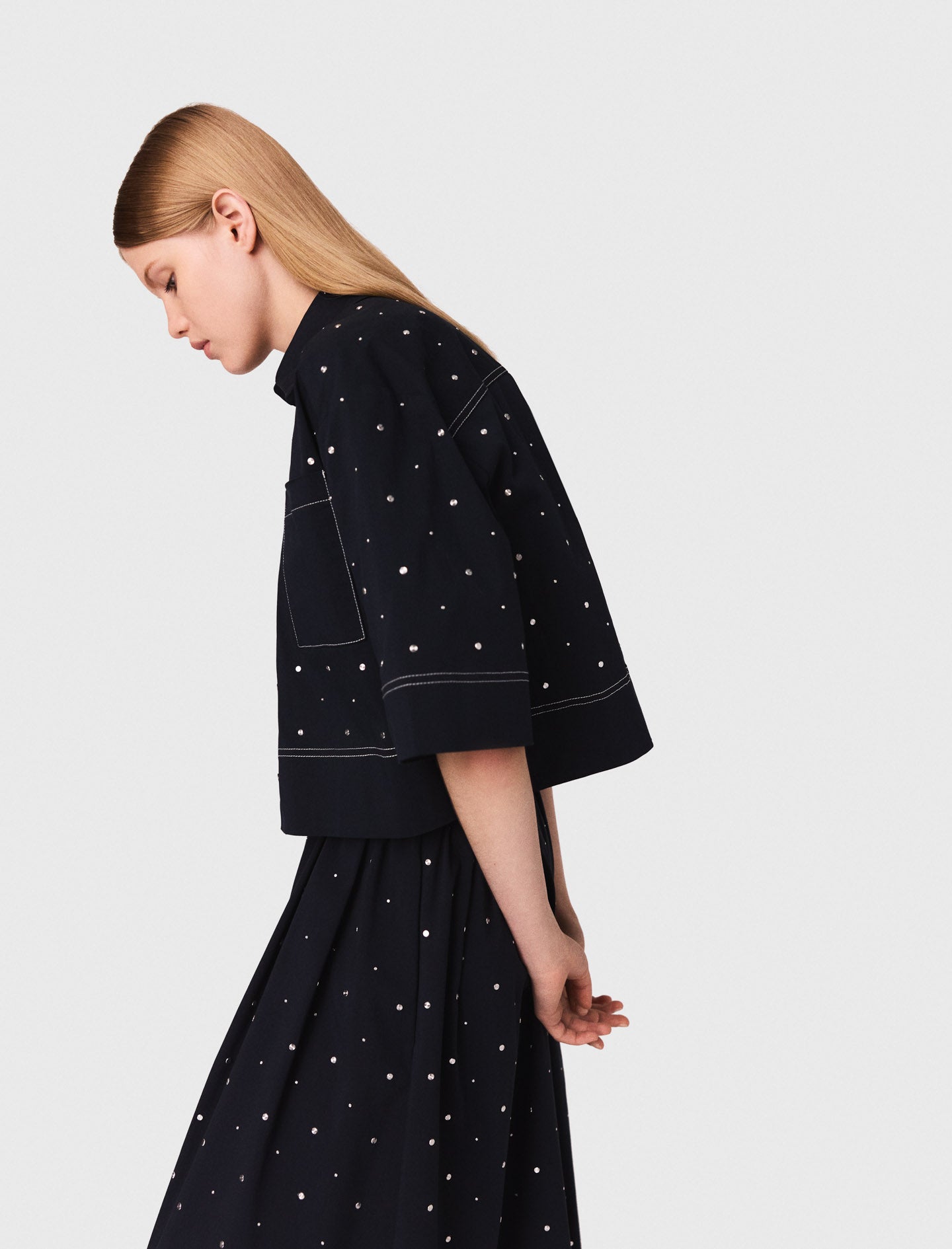 Camisa cropped con tachuelas