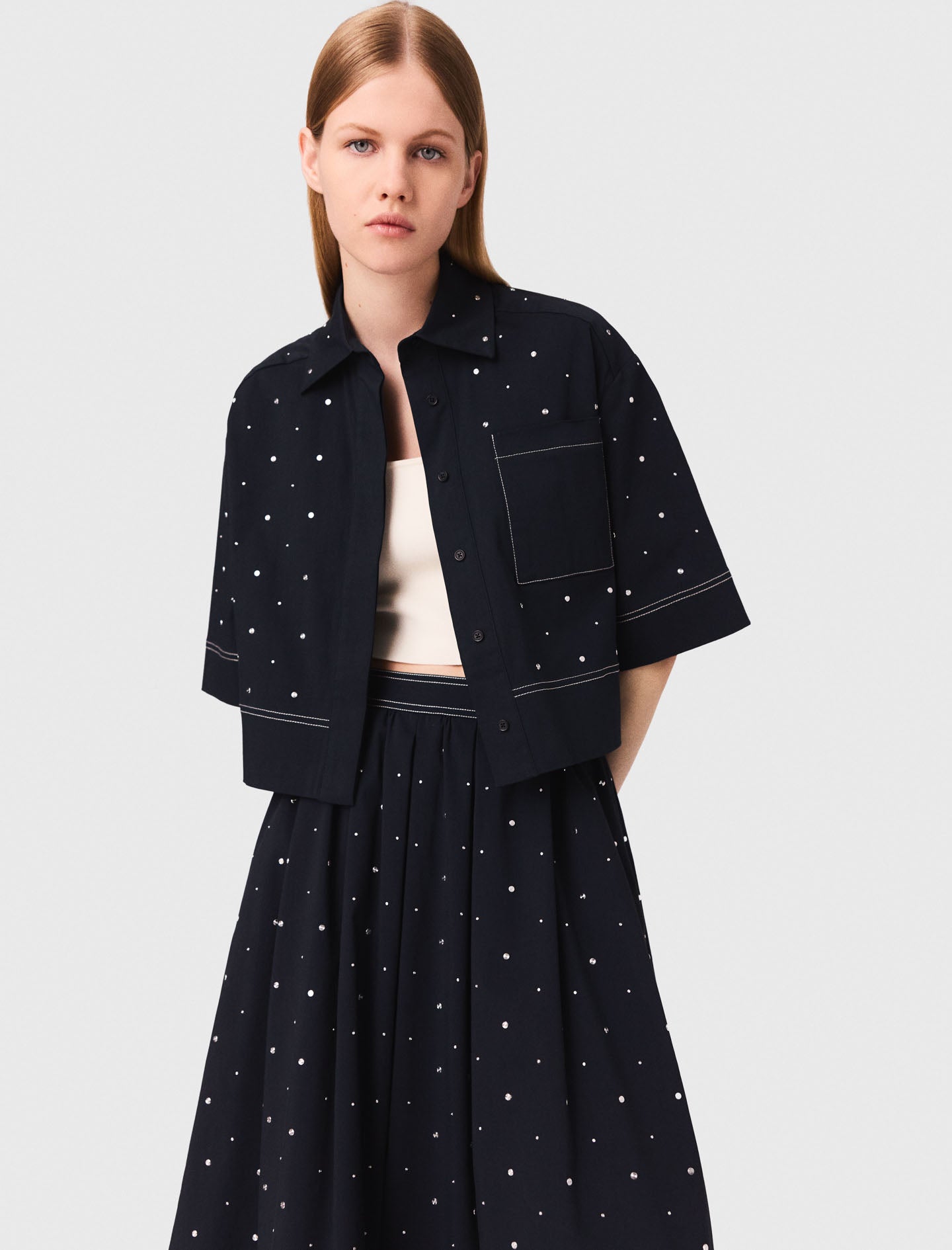 Camisa cropped con tachuelas