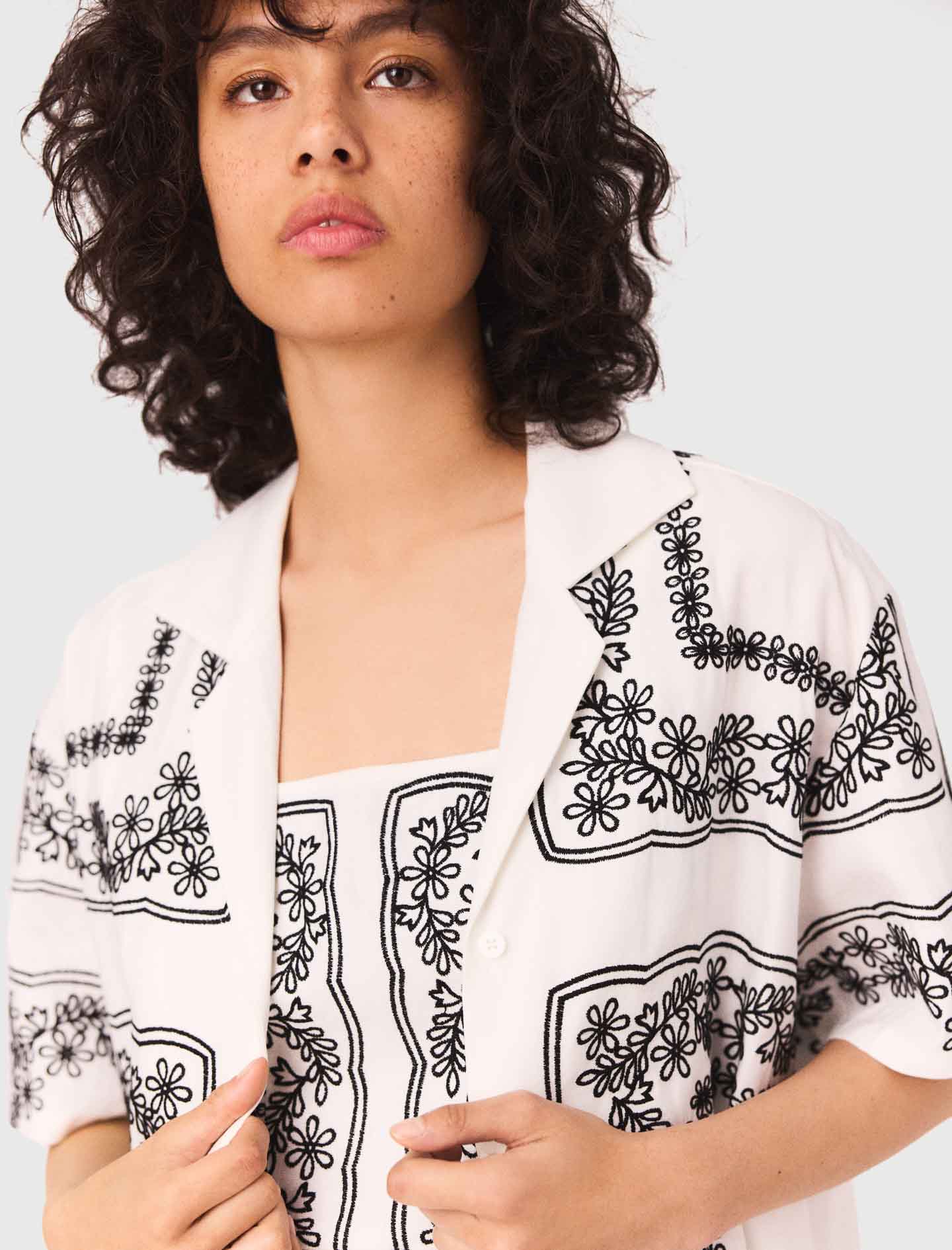 Camisa de manga corta bordada