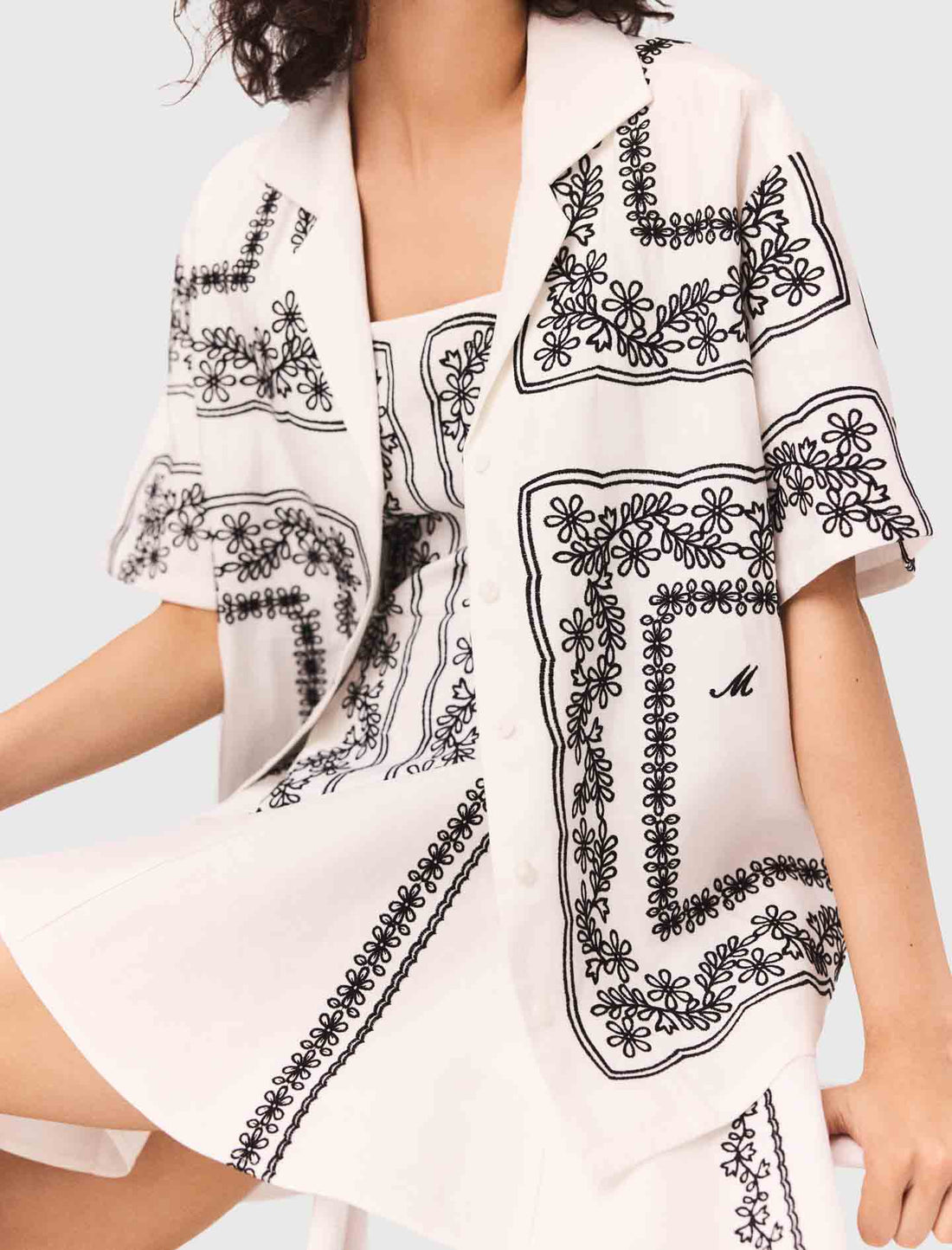 Camisa de manga corta bordada