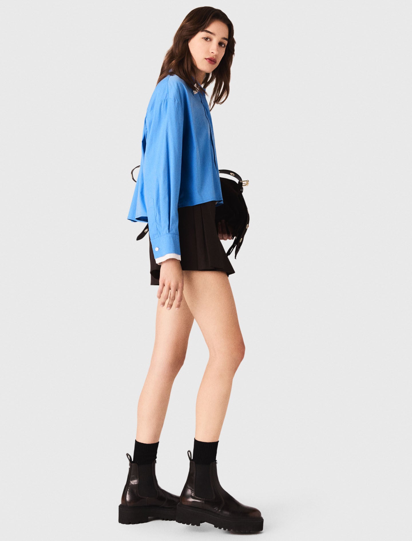 Camisa con joya desmontable