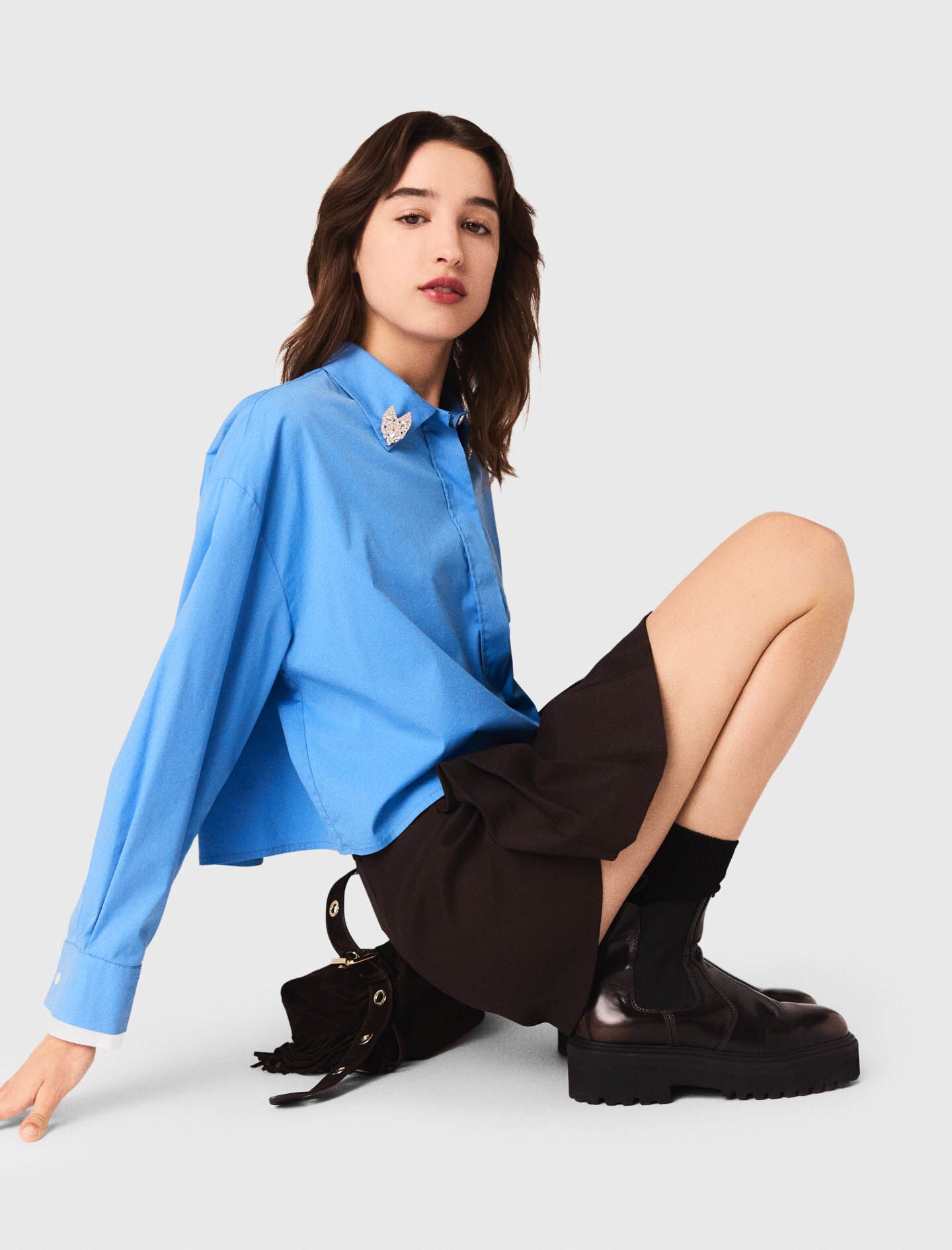 Camisa con joya desmontable