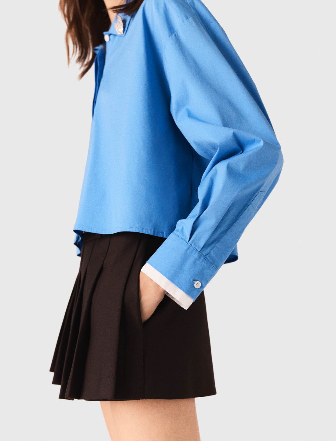 Camisa con joya desmontable