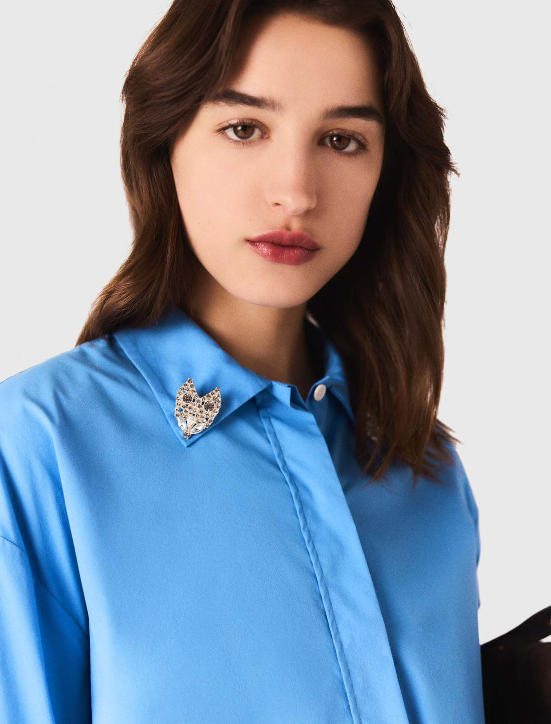 Camisa con joya desmontable