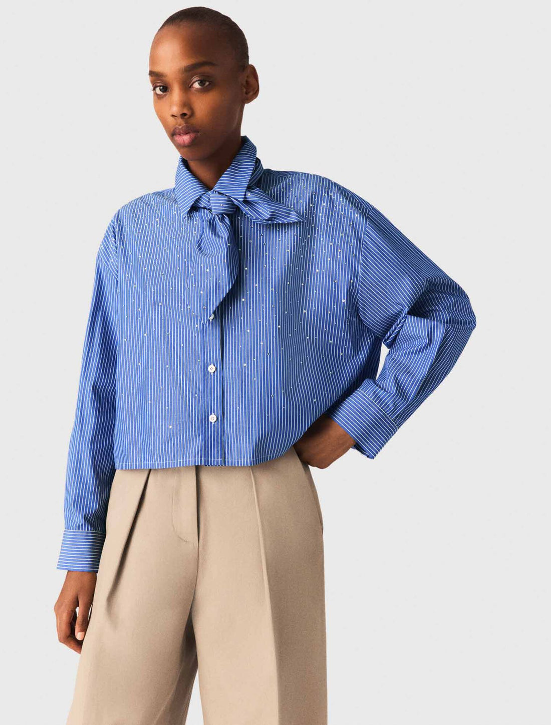 Camisa con pañuelo desmontable