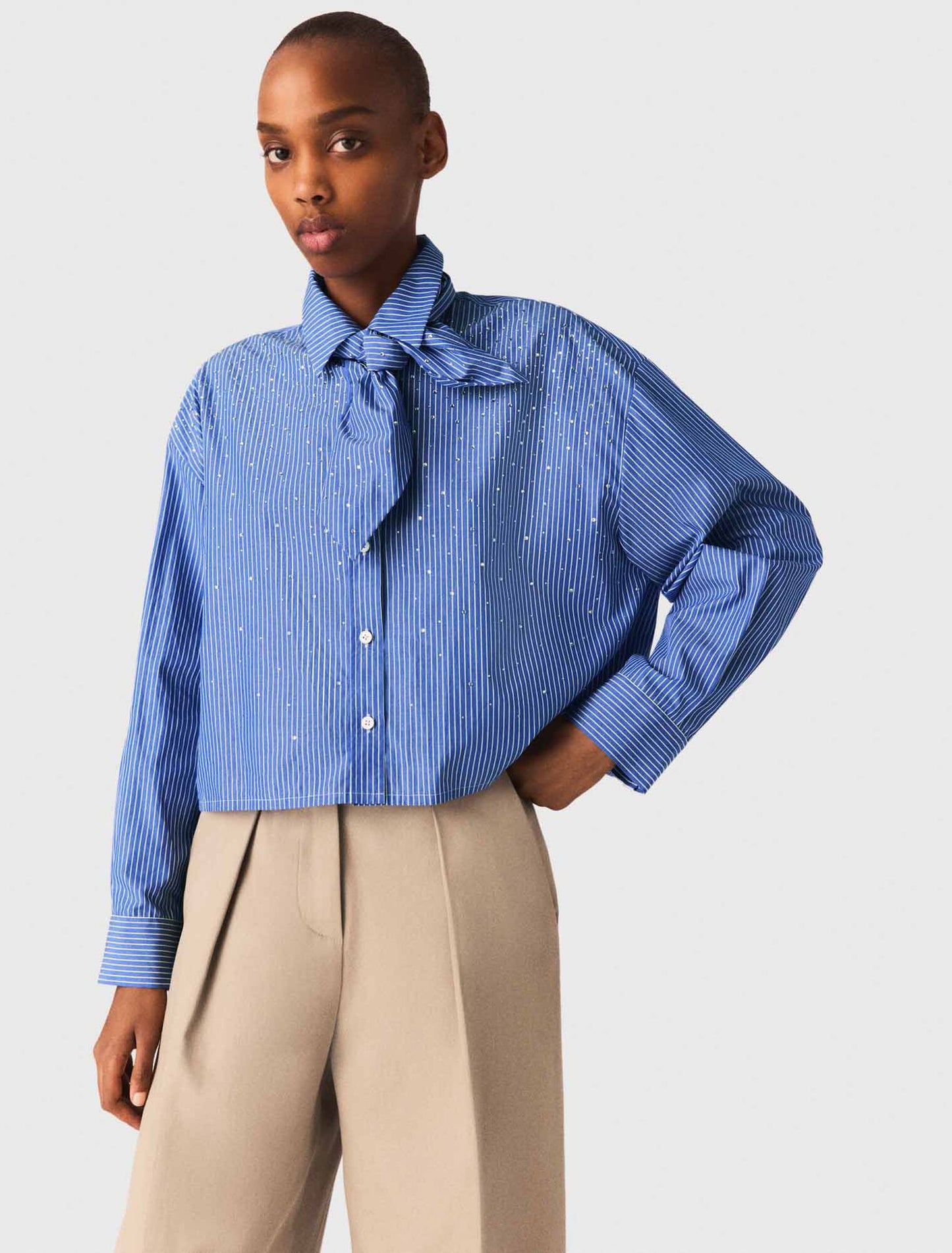 Camisa con pañuelo desmontable