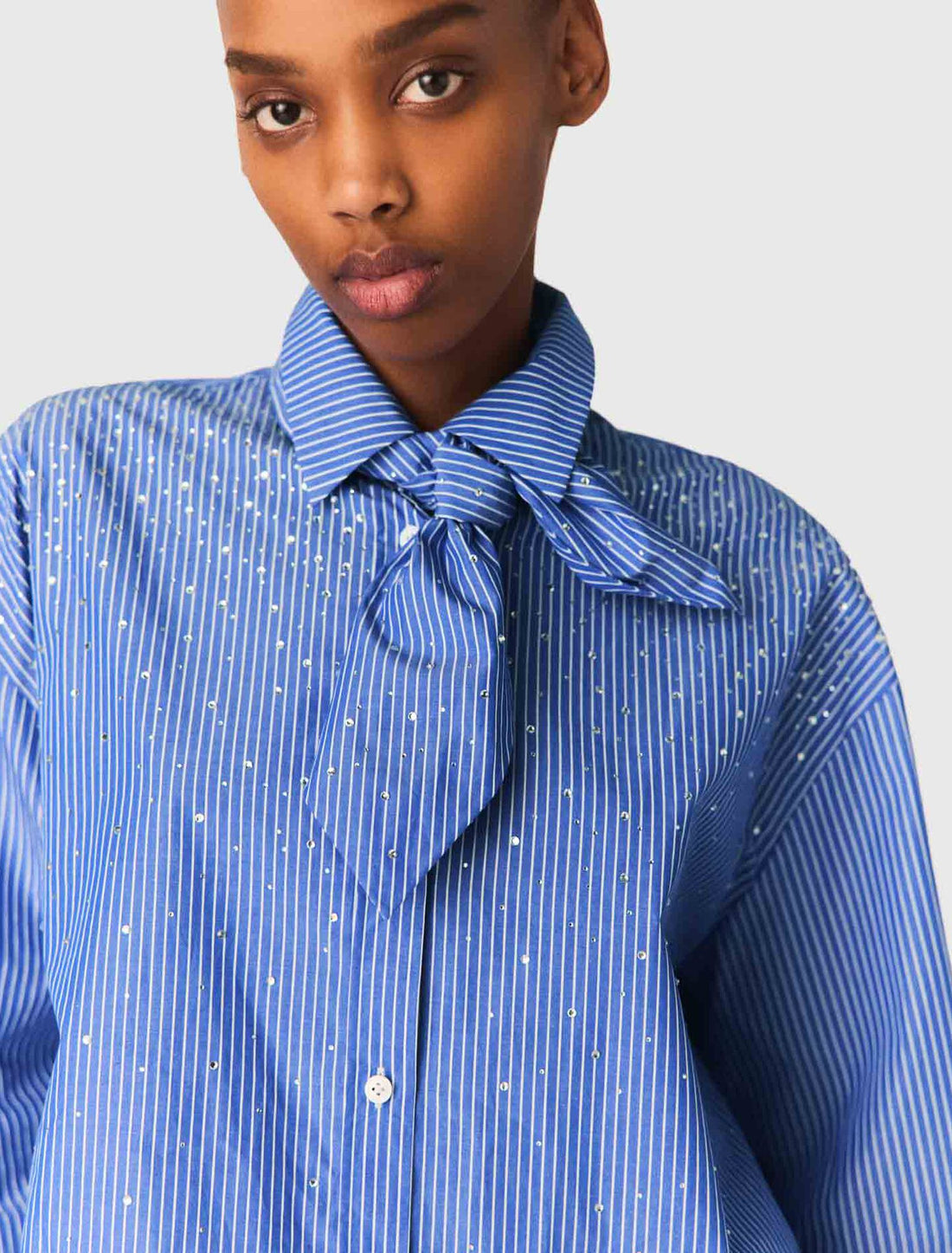 Camisa con pañuelo desmontable