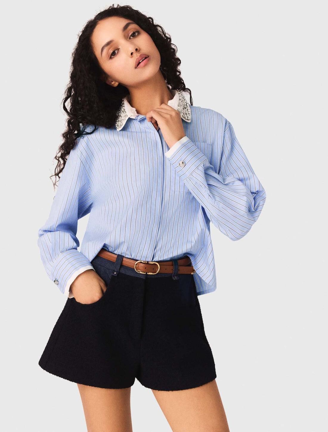 Camisa con cuello joya desmontable