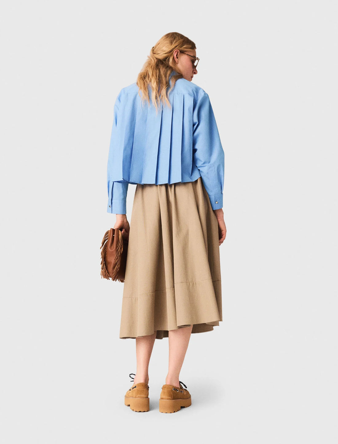 Camisa con dorso plisado y bordado