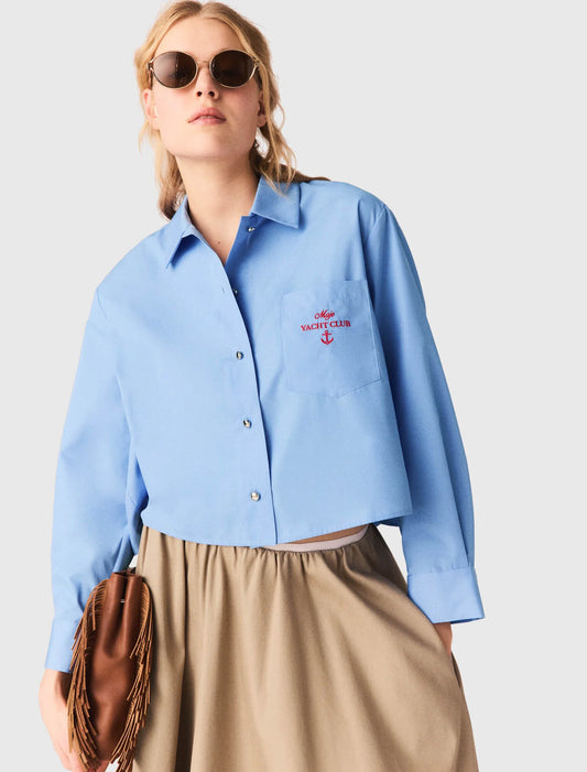 Camisa con dorso plisado y bordado