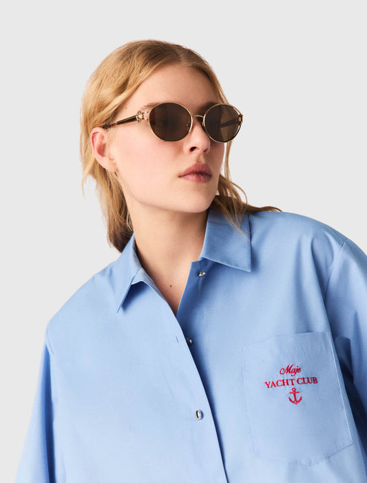 Camisa con dorso plisado y bordado