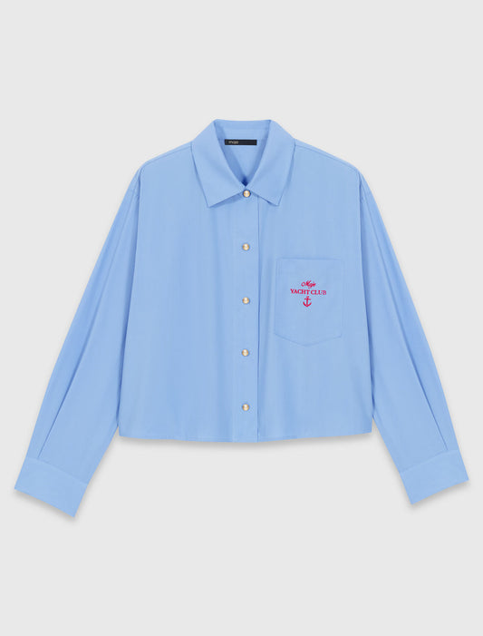Camisa con dorso plisado y bordado