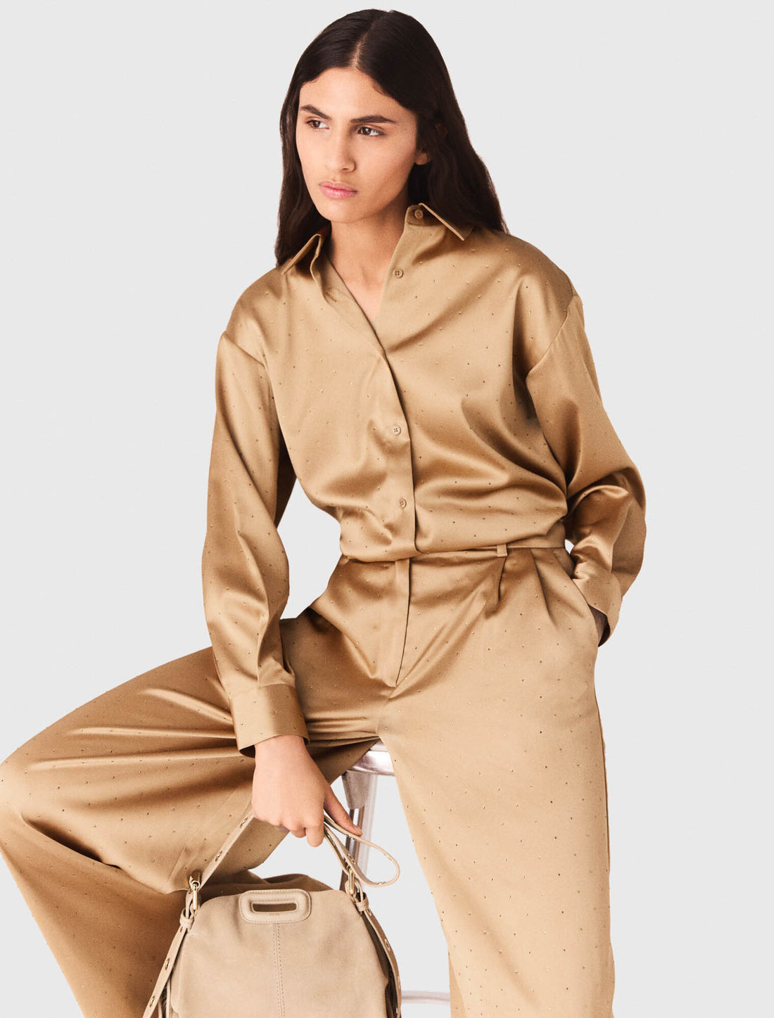 Camisa satinada con pedrería