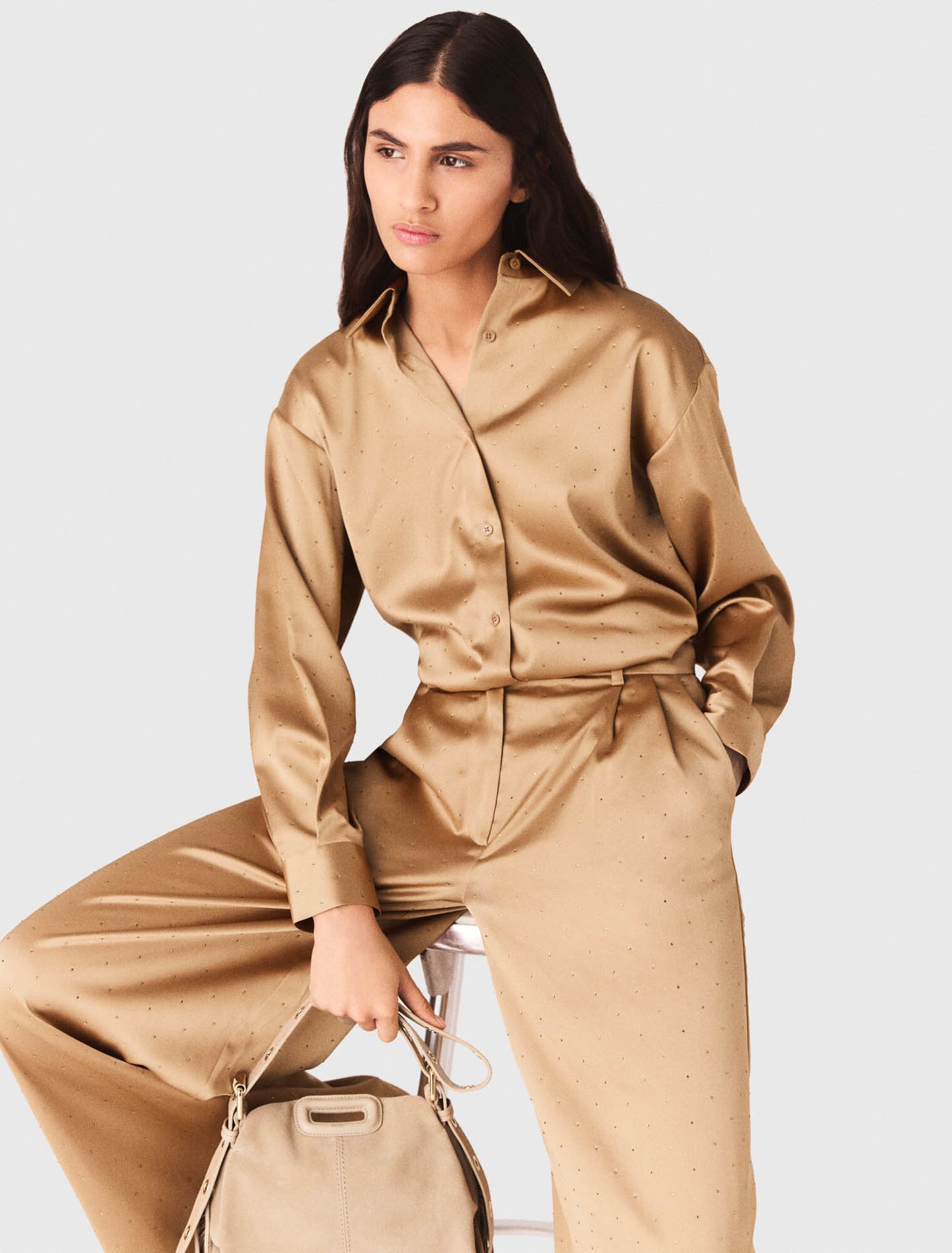 Camisa satinada con pedrería