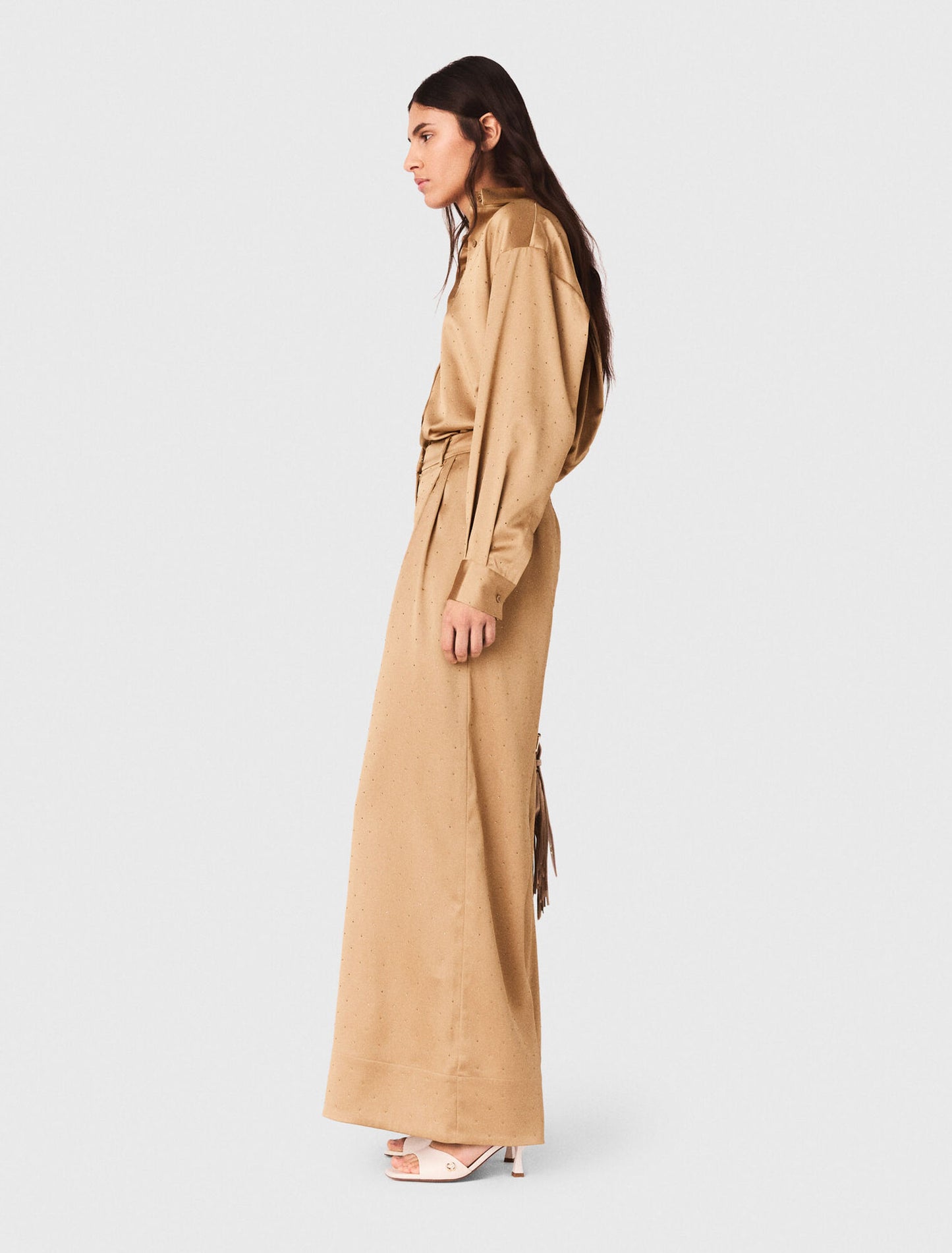 Camisa satinada con pedrería