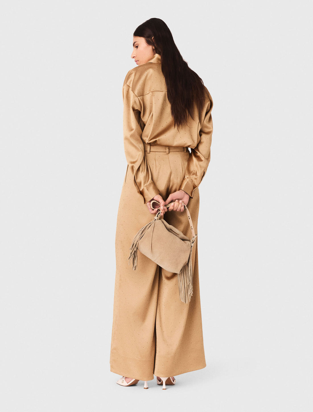 Camisa satinada con pedrería