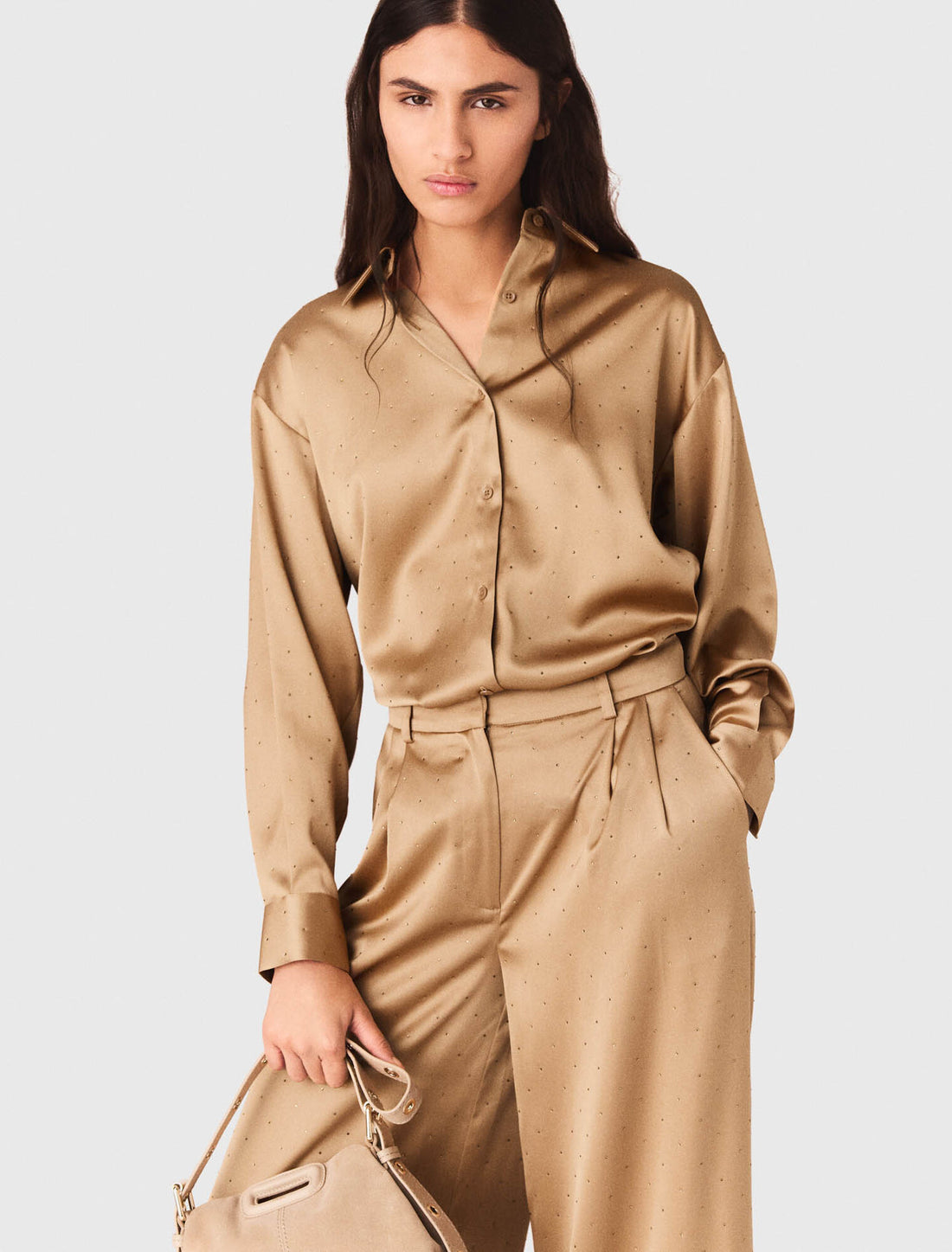 Camisa satinada con pedrería