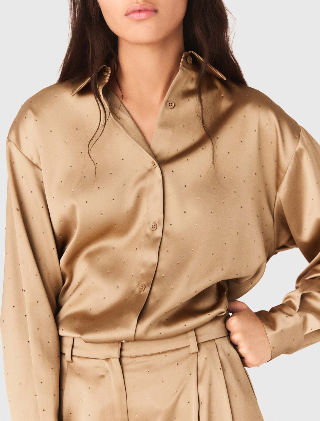 Camisa satinada con pedrería