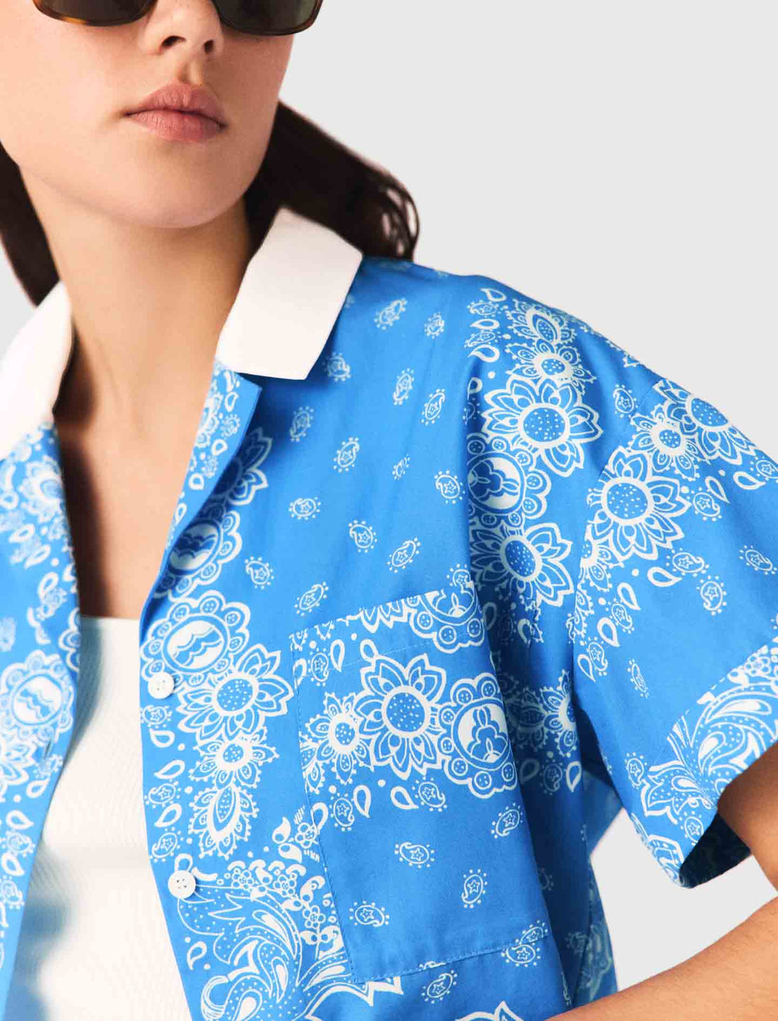 Camisa estampada cuello contraste