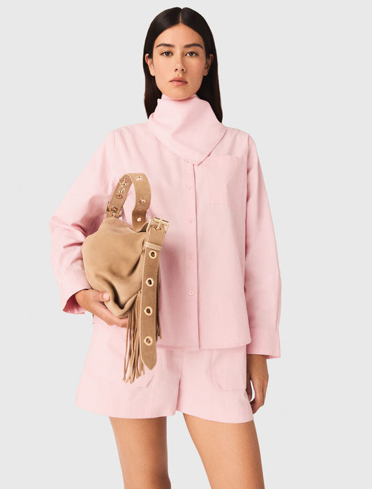 Camisa con pañuelo desmontable