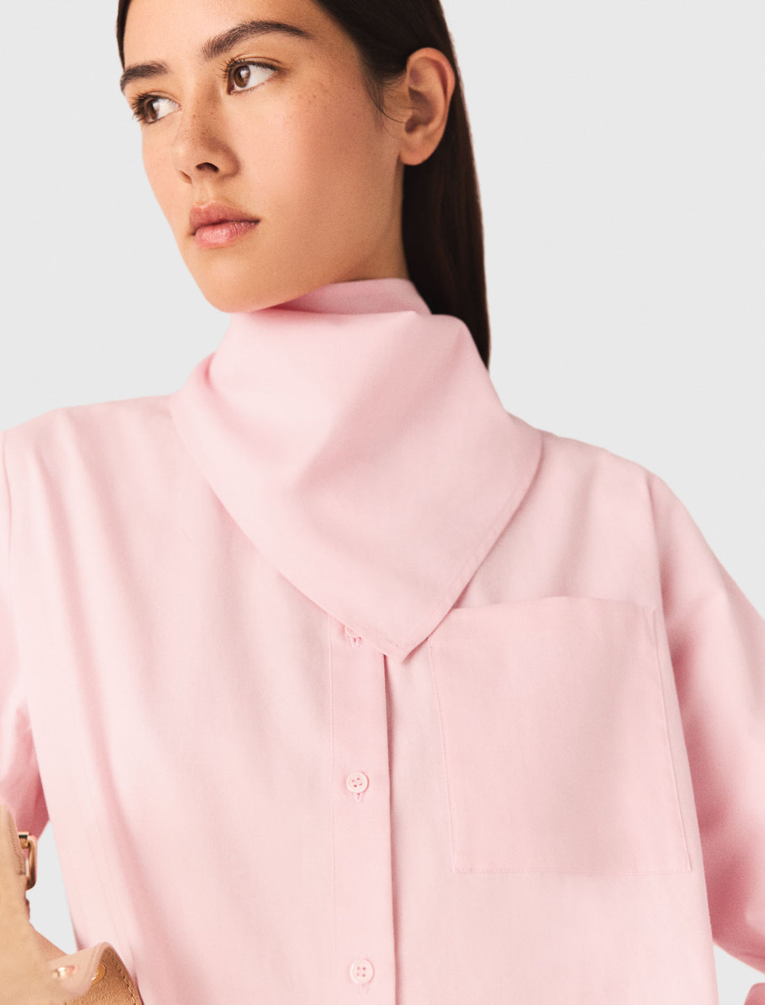 Camisa con pañuelo desmontable