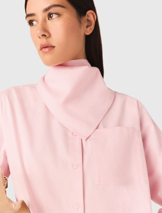 Camisa con pañuelo desmontable