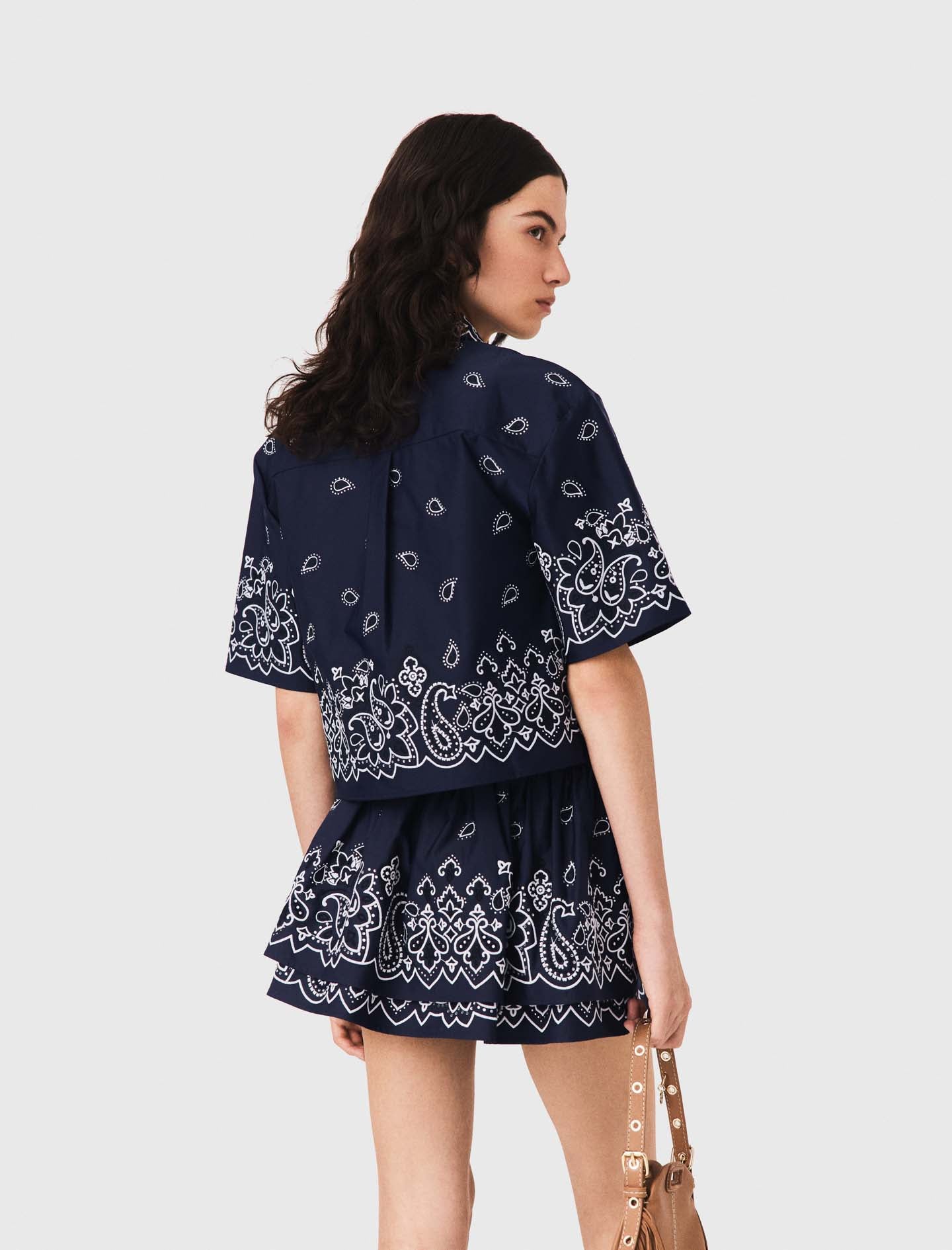 Camisa corta bordada de tafetán