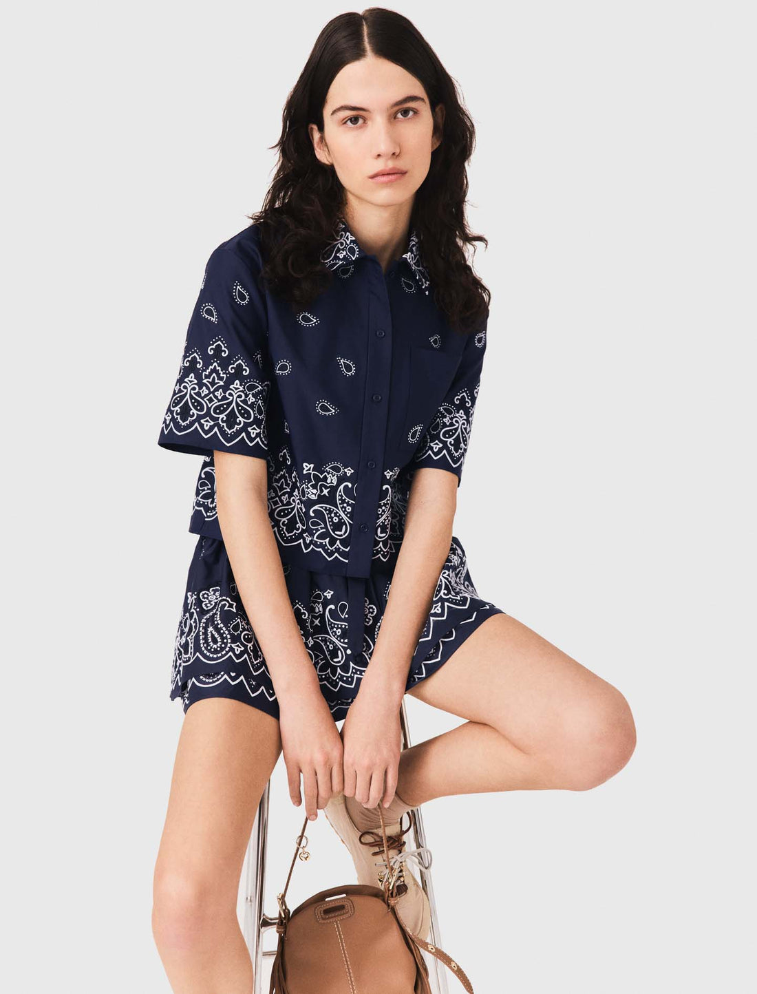 Camisa corta bordada de tafetán