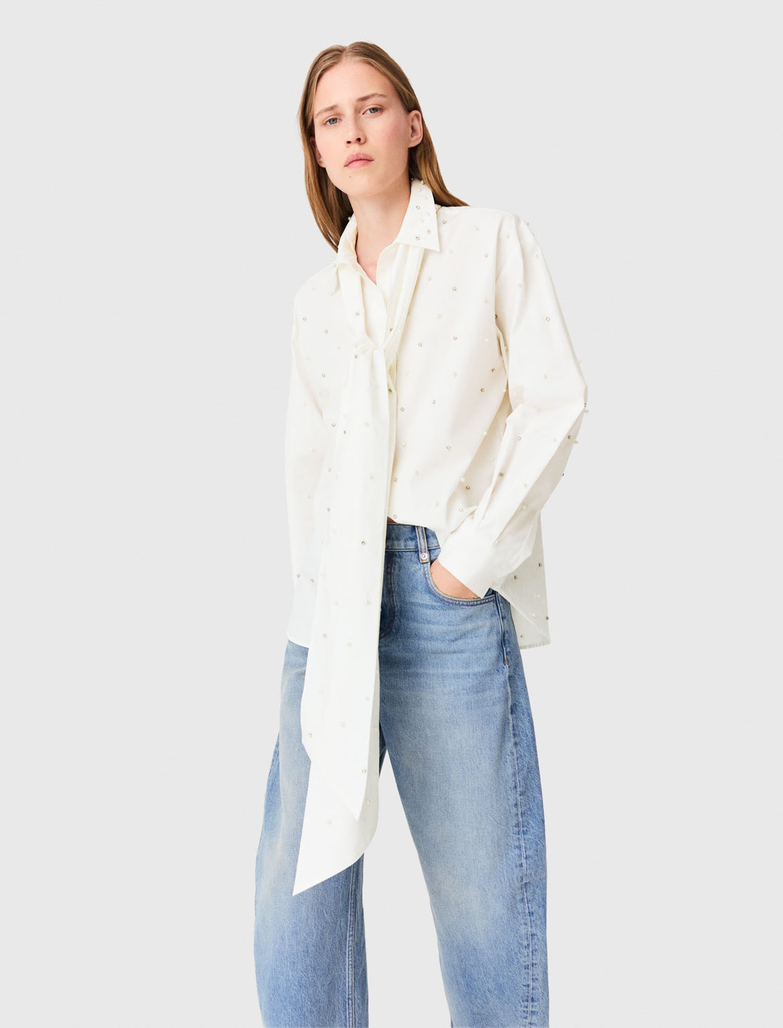Camisa con pedrería y corbata