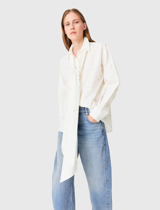 Camisa con pedrería y corbata