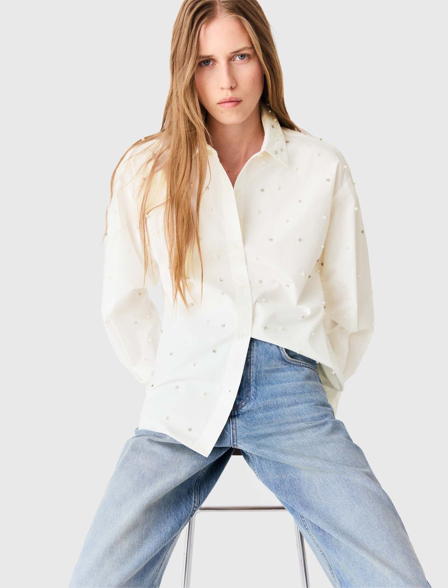 Camisa con pedrería y corbata