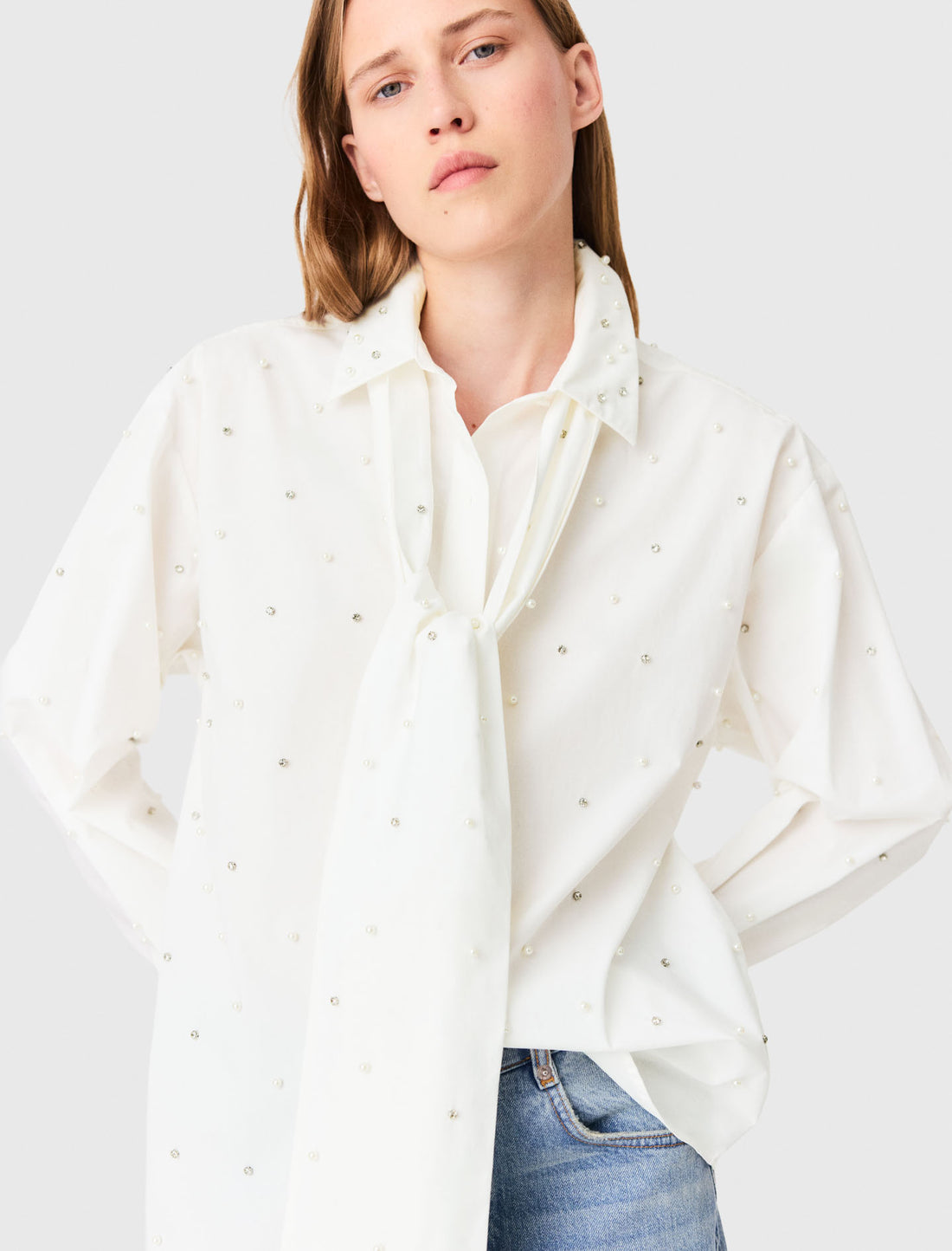Camisa con pedrería y corbata