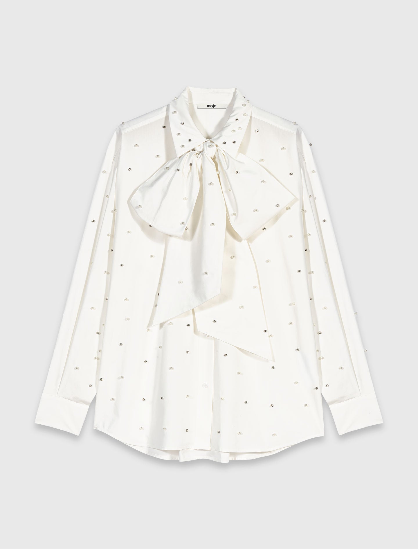Camisa con pedrería y corbata