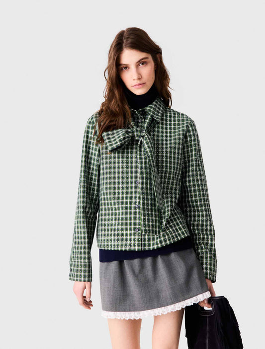 Camisa con pedrería y corbata