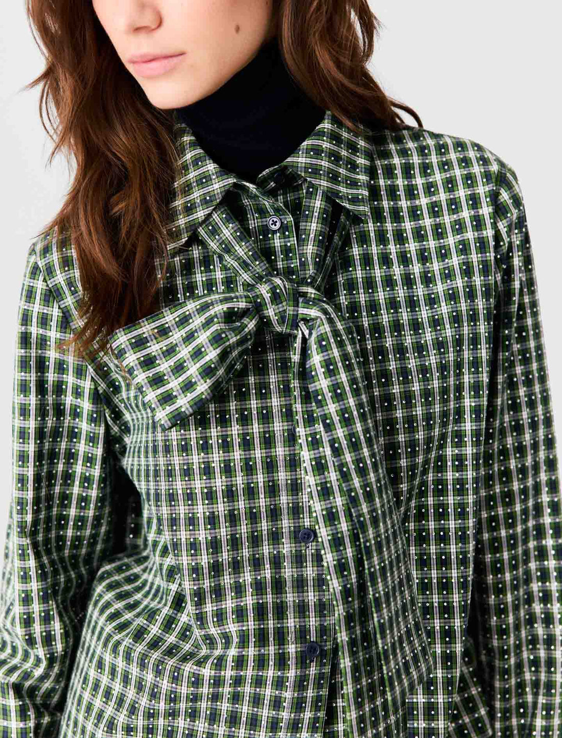 Camisa con pedrería y corbata