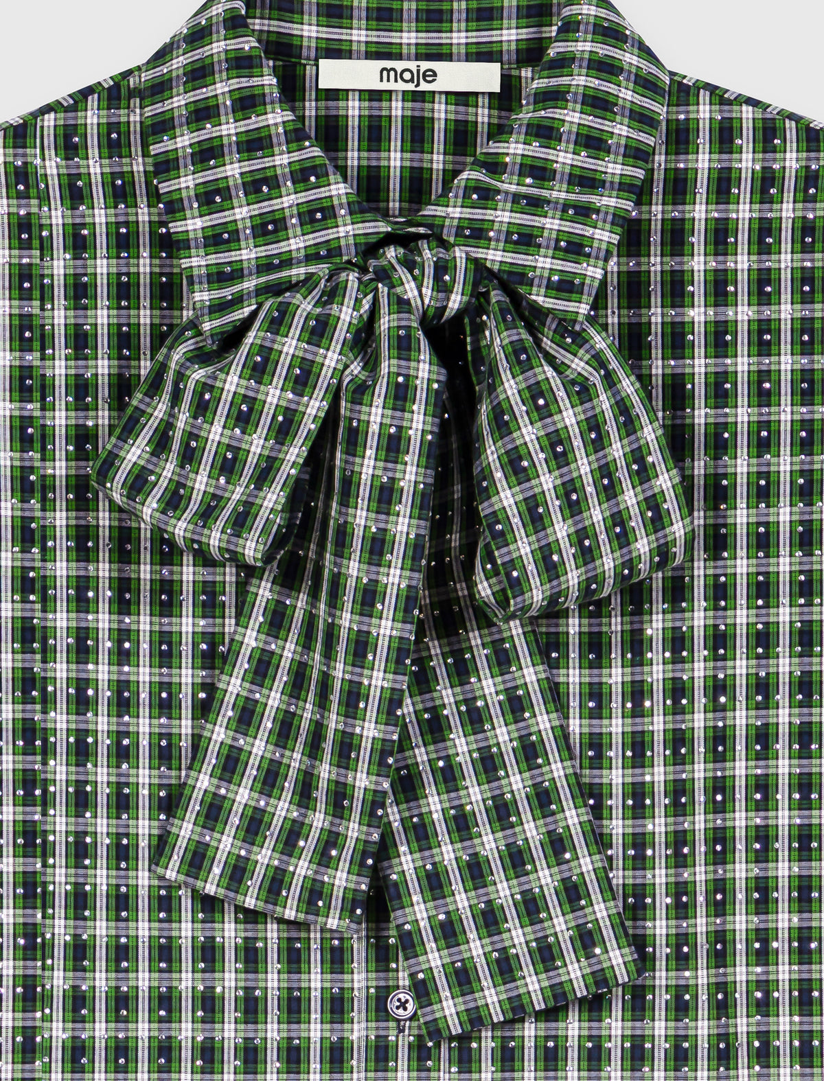 Camisa con pedrería y corbata