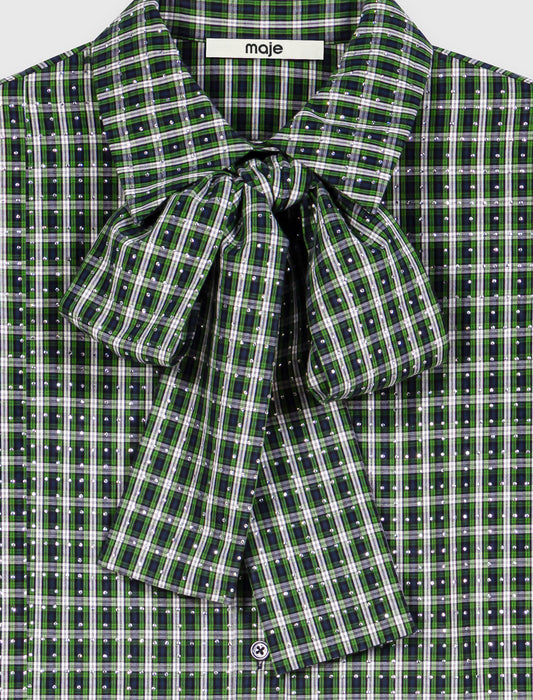 Camisa con pedrería y corbata