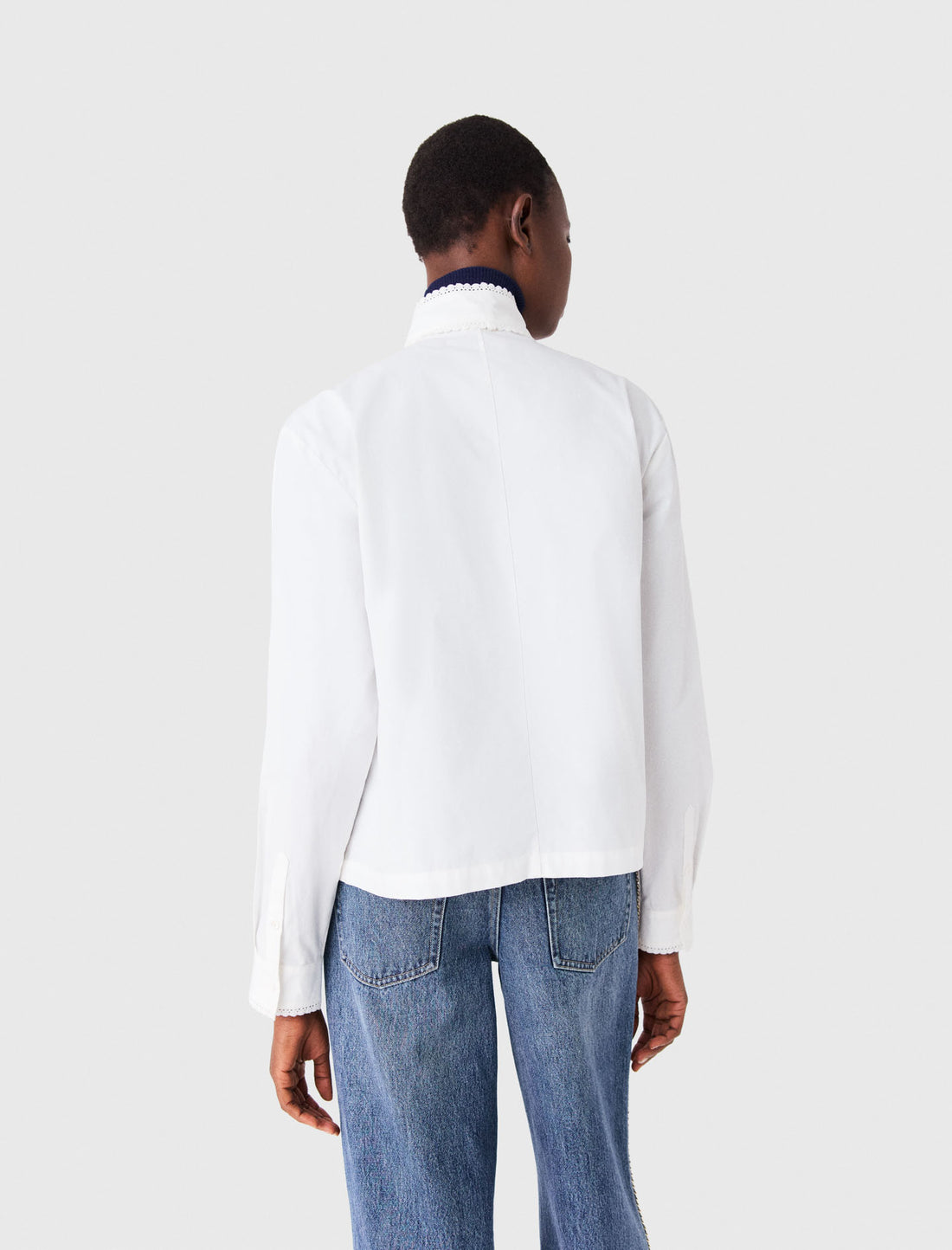 Camisa con lazo desmontable