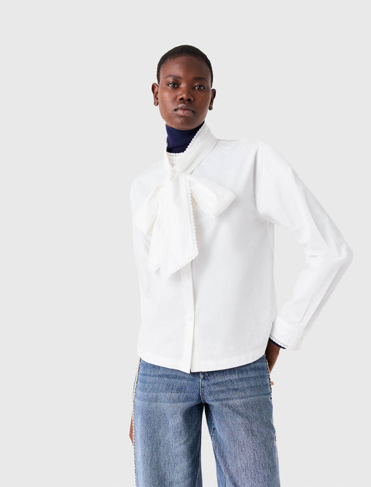 Camisa con lazo desmontable