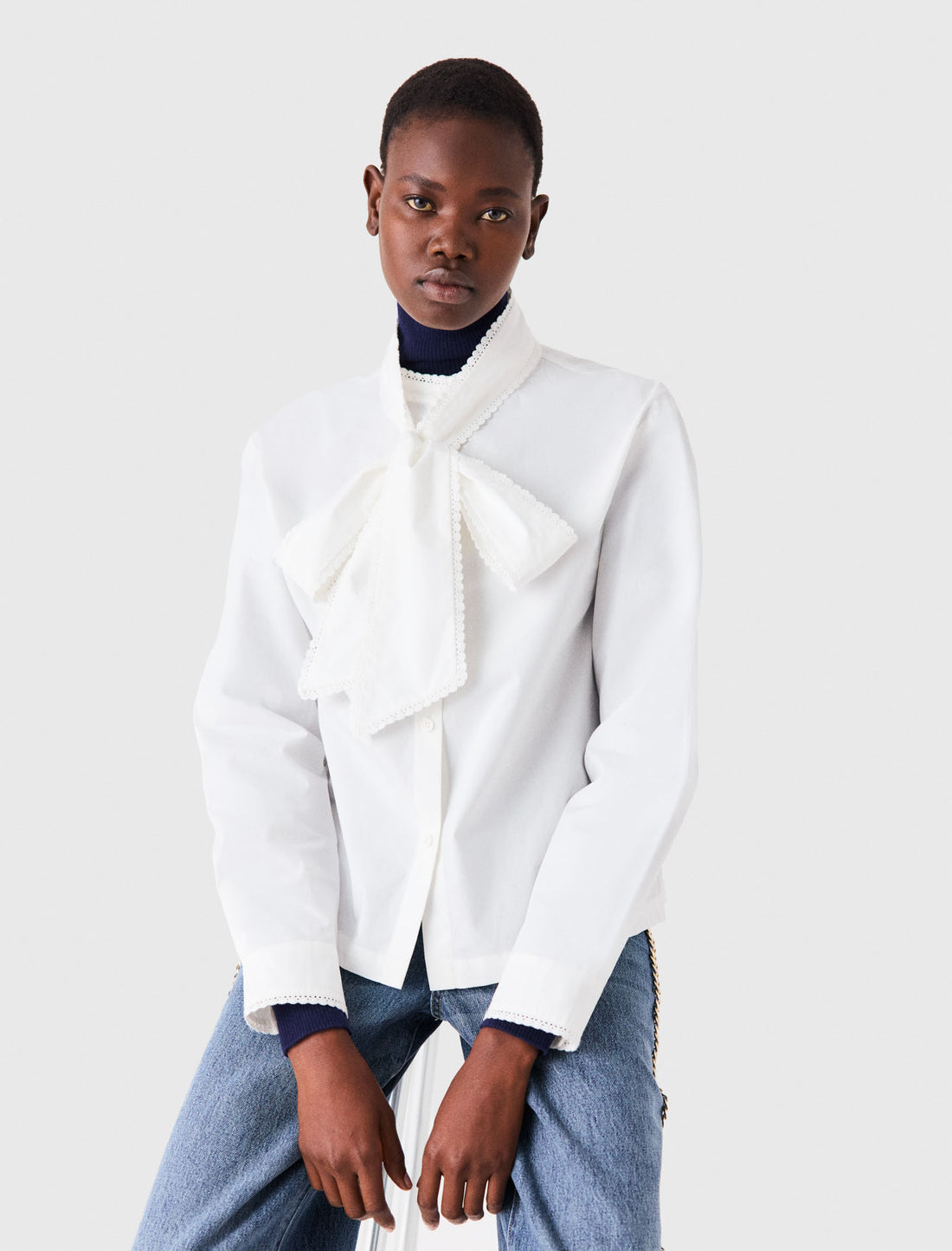 Camisa con lazo desmontable