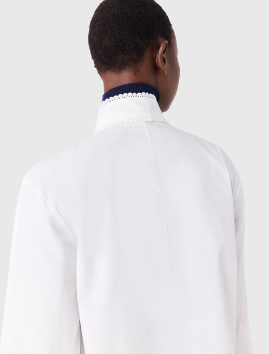 Camisa con lazo desmontable