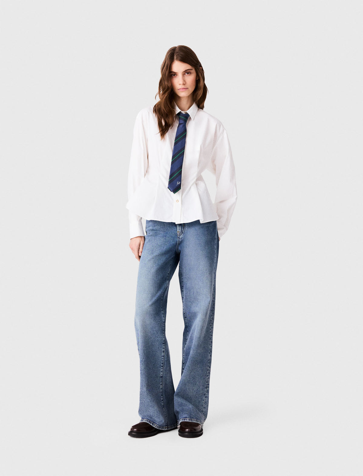Camisa con cordones en la espalda