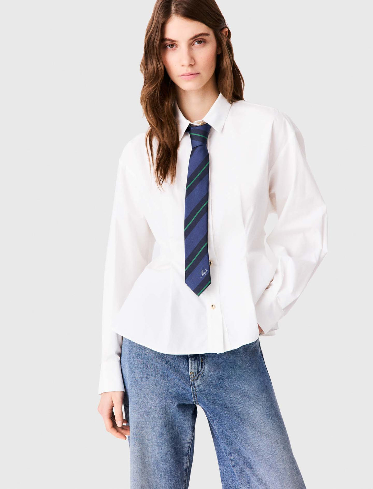 Camisa con cordones en la espalda