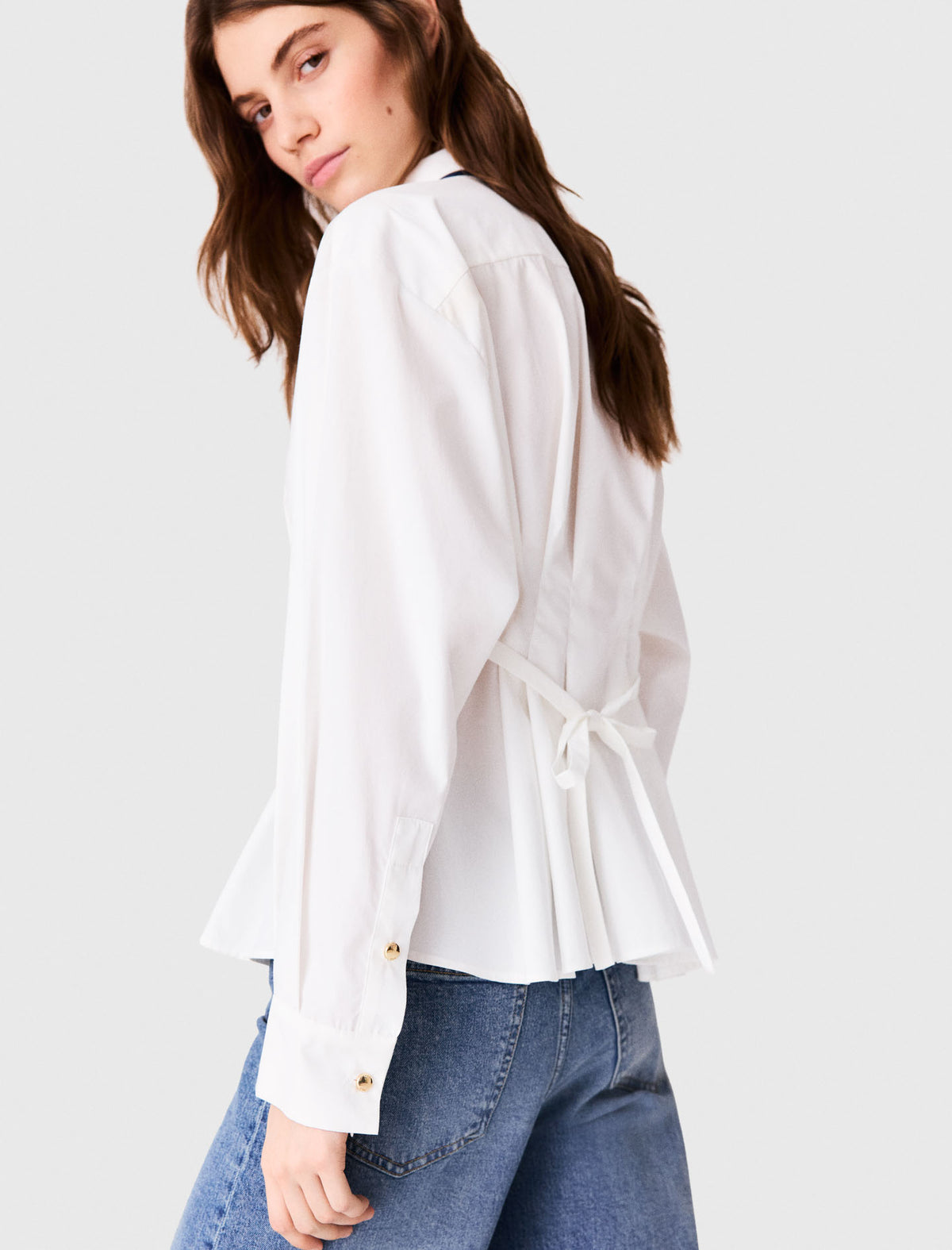 Camisa con cordones en la espalda
