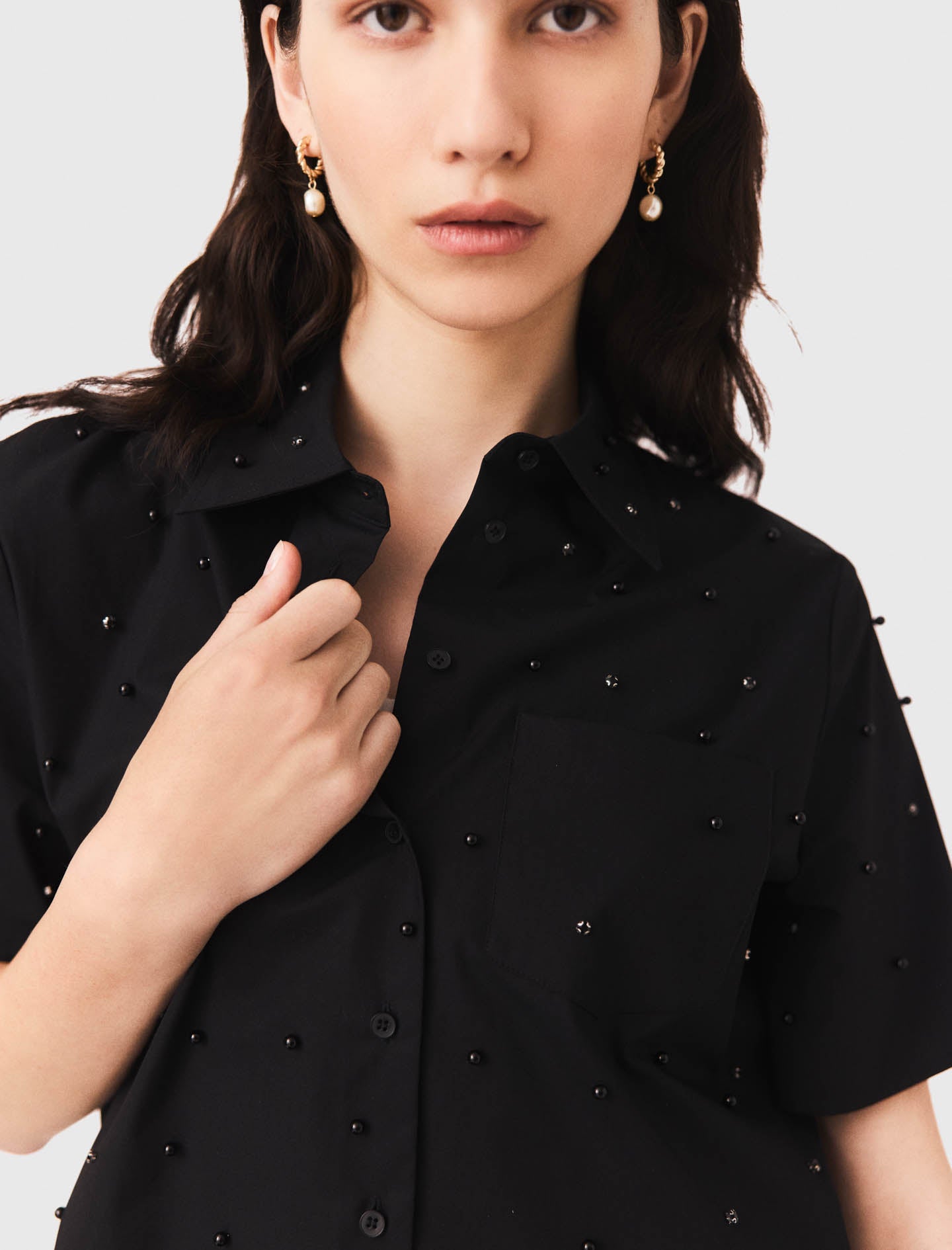 Camisa con strass y perlas
