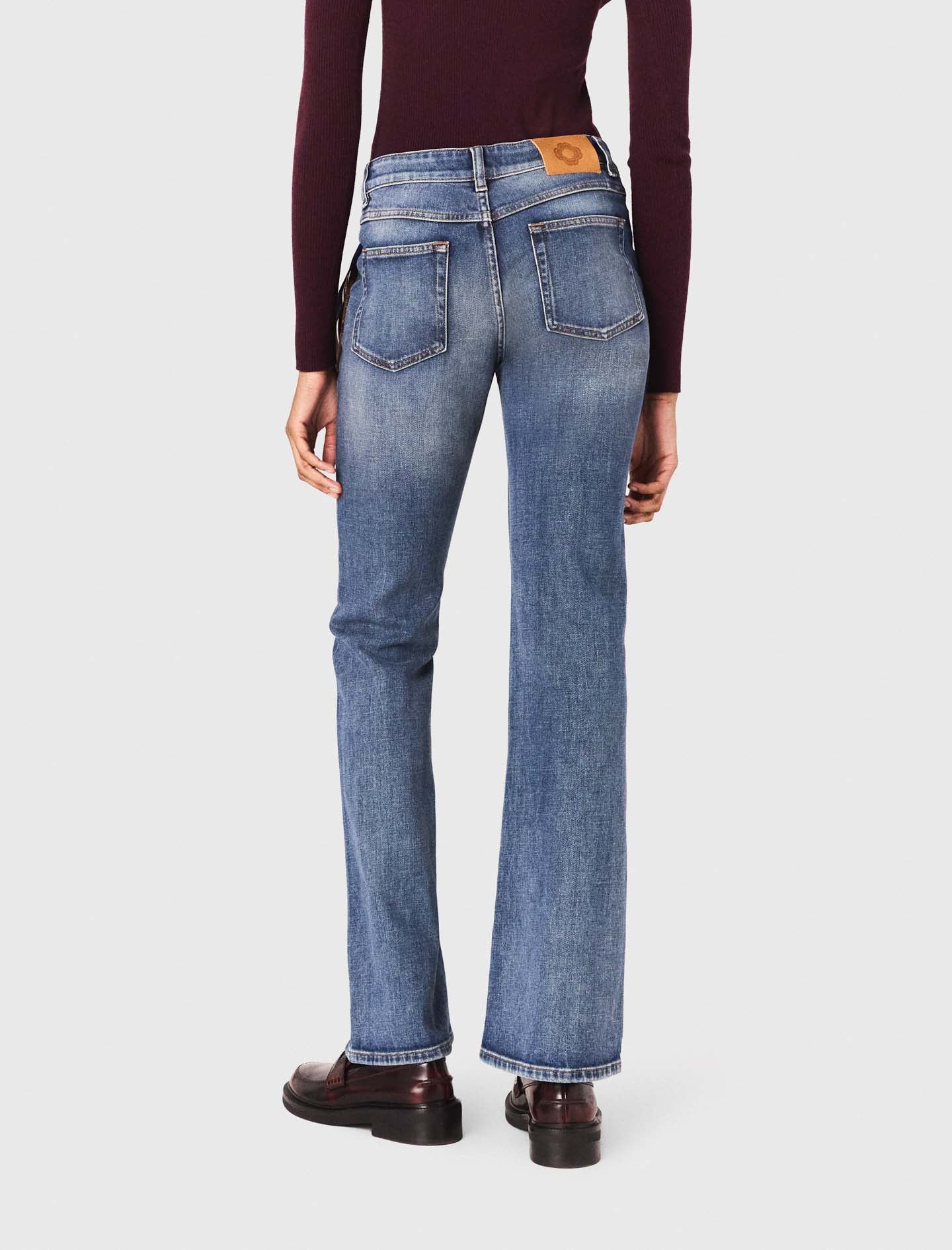 Vaquero bootcut con bolsillos