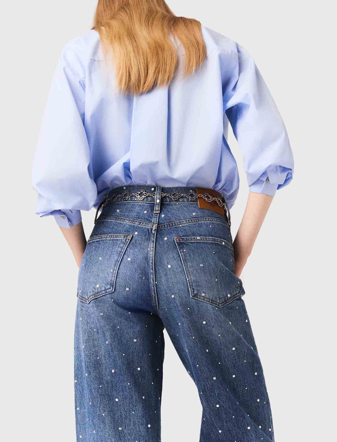 Vaquero ancho en denim con clavos